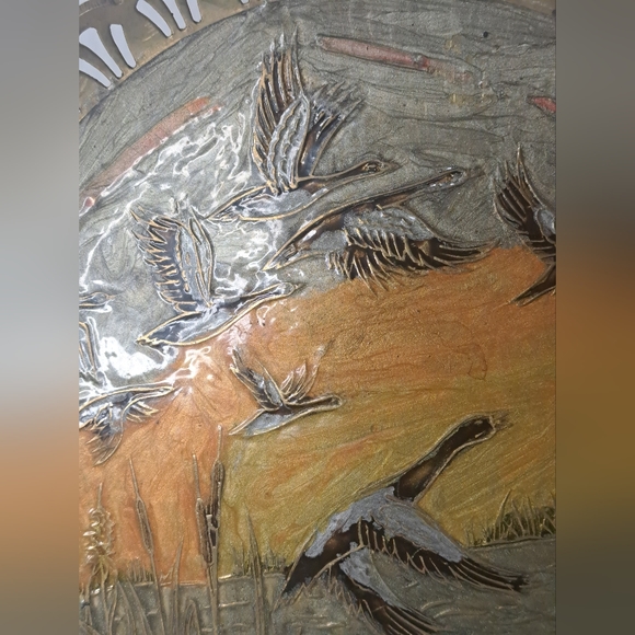 Vintage wall plate with birds reed lake, small brass plate enamel nature scene. - Picture 7 of 8